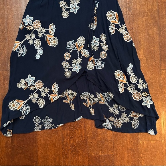 J.O.A. Women’s Hi-Lo Midi Navy Crinkled Floral Embroidered Wrap Dress, Size Lg - Picture 7 of 16